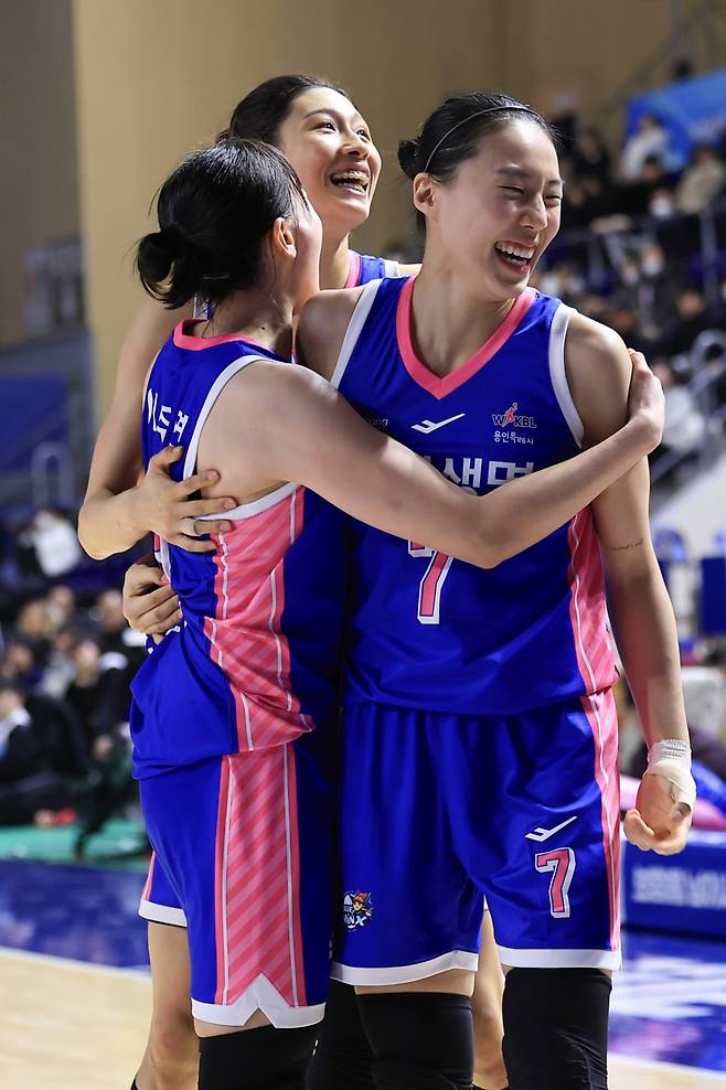 '종료 5.4초 전 허무한 턴오버' 최하위 신한은행 2점 차 석패... 'PO 보인다' 삼성생명 3연승 질주