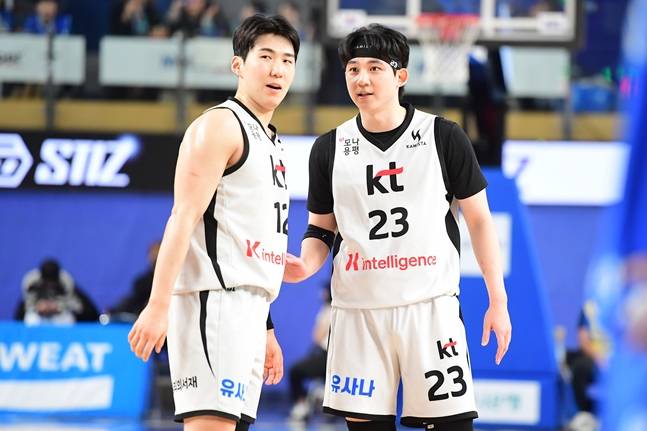 문정현(왼쪽)과 박준영이 대화하고 있다. /사진=KBL 제공