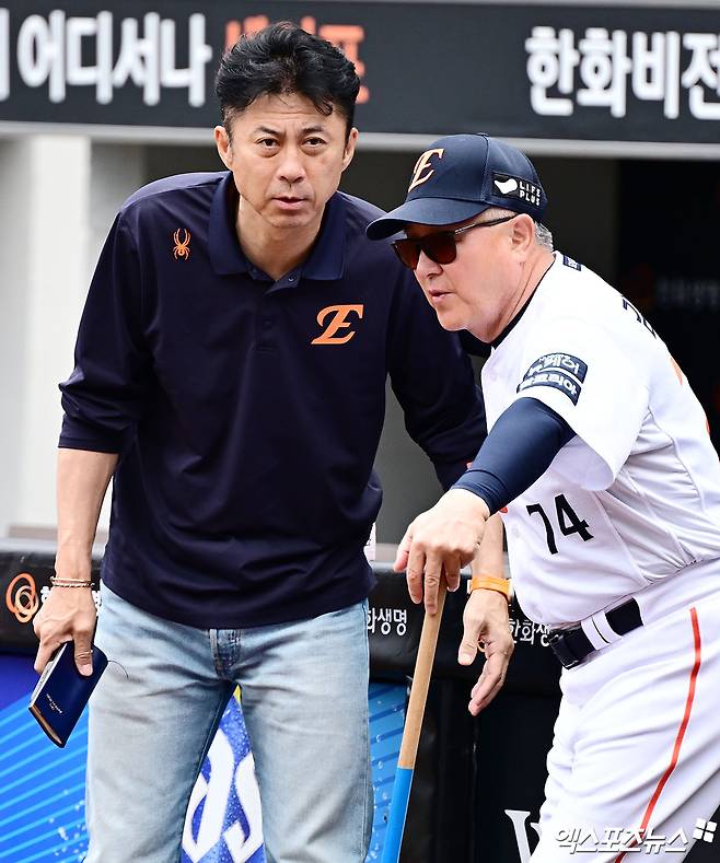 14일 오후 대전 한화생명 볼파크에서 열리는 '2025 신한 SOL Bank KBO리그' LG 트윈스와 한화 이글스의 경기, 한화 손혁 단장과 김경문 감독이 대화를 나누고 있다. 엑스포츠뉴스 DB