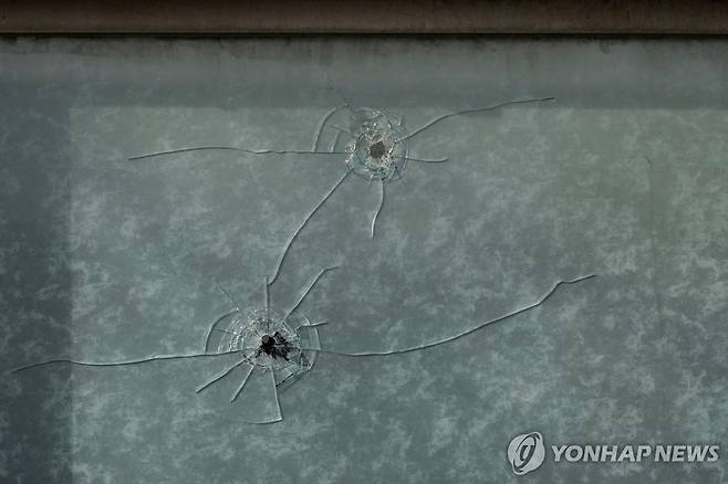 25일 미국 미니애폴리스 알렉스 프레티 사망 사건 현장에 남아있는 총탄 구멍 [로이터=연합뉴스. 재판매 및 DB 금지]