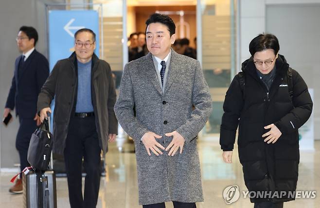 '전략경제협력 대통령 특사' 강훈식 비서실장, 캐나다로 출국 (영종도=연합뉴스) 신준희 기자 = '전략경제협력 대통령 특사' 자격으로 강훈식 대통령실 비서실장이 26일 인천국제공항을 통해 캐나다로 출국하고 있다.
    강 비서실장이 이끄는 방산특사단은 이날 출국해 캐나다와 노르웨이를 차례로 방문할 예정이다. 2026.1.26 hama@yna.co.kr