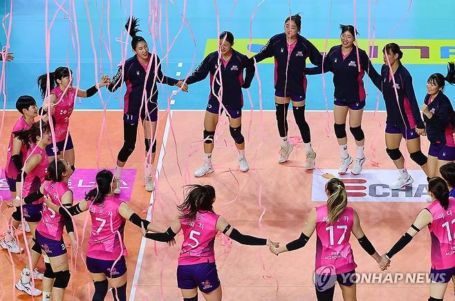 흥국생명 승리 (인천=연합뉴스) 임순석 기자 = 14일 인천 삼산월드체육관에서 열린 프로배구 V리그 여자부 흥국생명과 한국도로공사의 경기. 세트스코어 3-1로 승리한 흥국생명 선수들이 기뻐하고 있다. 2026.1.14 soonseok02@yna.co.kr