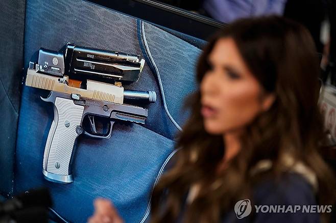 크리스티 놈 미국 국토안보부 장관이 이민단속 요원들에게 사살된 알렉스 프레티를 '무장 폭도'로 규정하며 공개한 프레티의 권총 [AFP 연합뉴스. 재판매 및 DB 금지]