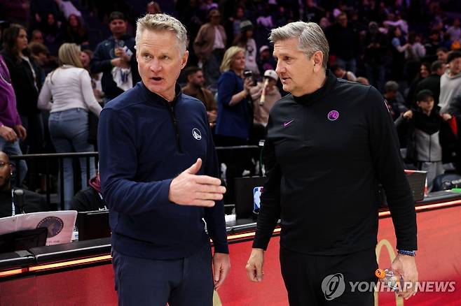 스티브 커 감독(왼쪽)과 크리스 핀치 감독 [AP=연합뉴스]