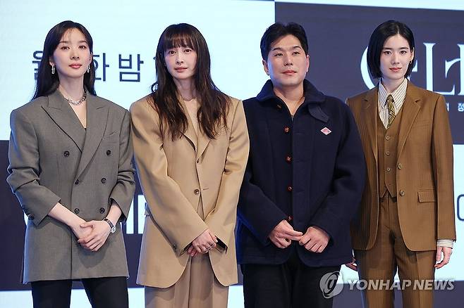 드라마 '아너: 그녀들의 법정' 제작발표회 (서울=연합뉴스) 류효림 기자 = 배우 이청아(왼쪽부터), 이나영, 박건호 연출, 정은채가 26일 서울 구로구 더 세인트에서 열린 ENA 드라마 '아너: 그녀들의 법정' 제작발표회에서 포즈를 취하고 있다. 2026.1.26 ryousanta@yna.co.kr