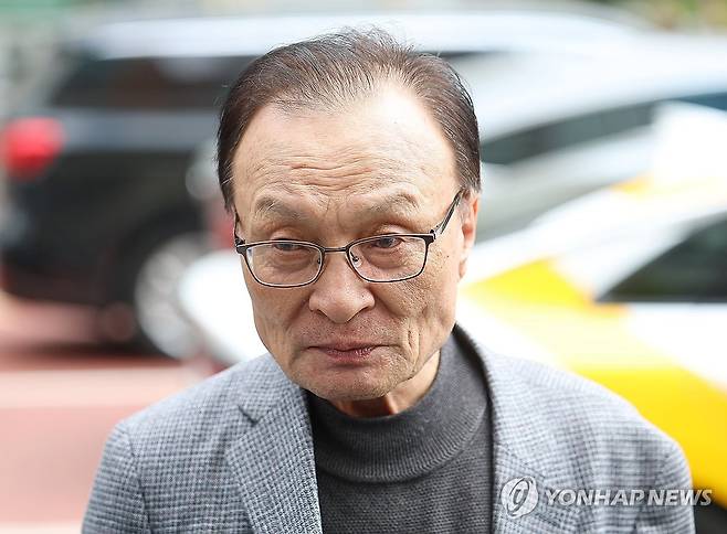 이해찬 민주평통 수석부의장 별세 (서울=연합뉴스) 이해찬 민주평화통일자문회의 수석부의장이 25일 베트남에서 치료 중 별세했다고 민주평통이 밝혔다. 향년 73세. 
    사진은 2024년 4월 5일, 당시 더불어민주당 상임공동선대위원장이던 이해찬 민주평통 수석부의장이 여의동주민센터에 마련된 4·10 총선 사전투표소를 방문한 모습. 2026.1.25 [연합뉴스 자료사진] photo@yna.co.kr