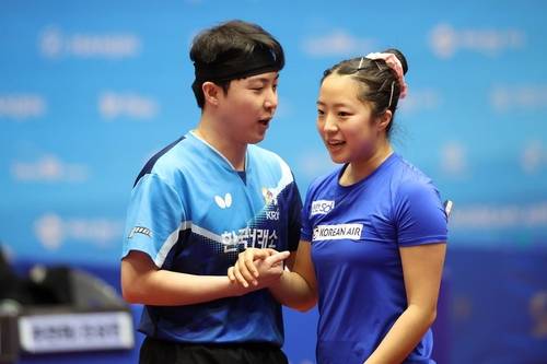 손 맞잡은 임종훈(왼쪽)과 신유빈 [대한탁구협회 제공. 재판매 및 DB 금지]