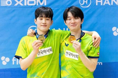 탁구 종합선수권 남자복식 우승을 차지한 우형규(오른쪽)와 최지욱 [대한탁구협회 제공. 재판매 및 DB 금지]