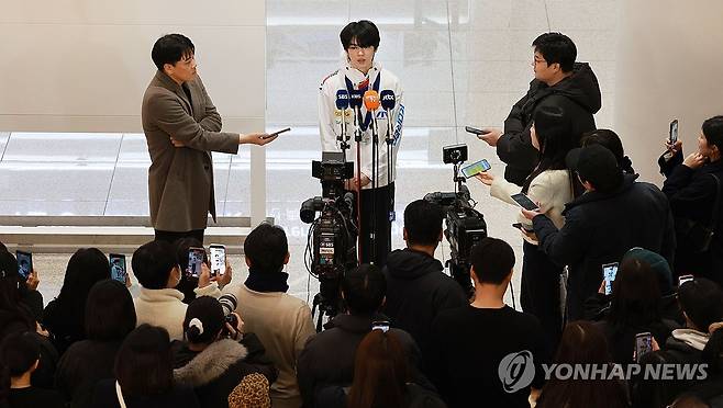 차준환에 쏠린 눈 (영종도=연합뉴스) 한종찬 기자 = 중국 베이징에서 열린 4대륙선수권대회를 마친 피겨 스케이팅 대표팀 차준환이 26일 인천국제공항을 통해 귀국, 취재진 질문에 답하고 있다. 2026.1.26 saba@yna.co.kr