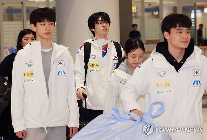 귀국하는 차준환 (영종도=연합뉴스) 한종찬 기자 = 중국 베이징에서 열린 4대륙선수권대회를 마친 피겨 스케이팅 대표팀 차준환을 비롯한 선수들이 26일 인천국제공항을 통해 귀국하고 있다. 2026.1.26 saba@yna.co.kr