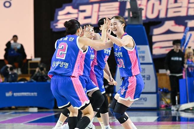 기뻐하는 삼성생명 선수들 [WKBL 제공. 재판매 및 DB 금지]