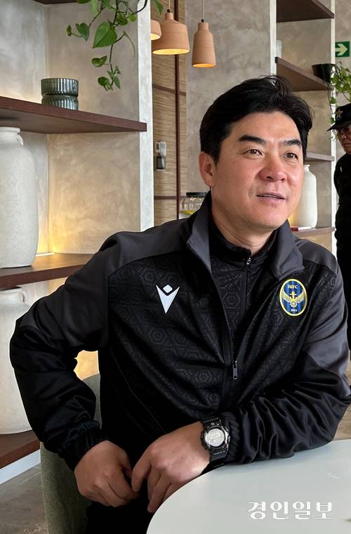 인천 유나이티드 동계 전지훈련이 진행 중인 스페인 안달루시아에서 윤정환 감독이 취재진과 인터뷰를 하고 있다. 2026.1.27 /백효은기자 100@kyeongin.com