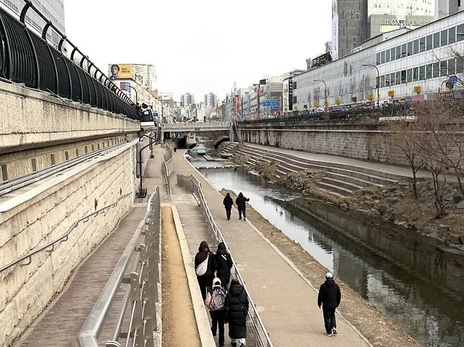 ▲&nbsp;청계천에서 사람들이 산책을 하고 있다. /최준희 기자wsx3025@incheonilbo.com
