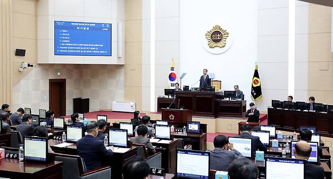 제306회 인천광역시의회 임시회 제1차 본회의가 27일 본회의장에서 열려 ▲제306회 인천광역시의회 임시회 회기 결정의 건 ▲제306회 인천광역시의회 임시회 회의록 서명의원 선출의 건 ▲제306회 인천광역시의회 임시회 본회의 휴회의 건 ▲인천광역시장과 인천광역시교육감 및 관계공무원 출석요구안 ▲인천광역시의회 운영에 관한 조례 일부개정조례안 ▲2026년도 시정 및 교육·학예에 관한 보고의 건을 의결하고 있다. 사진=인천시의회