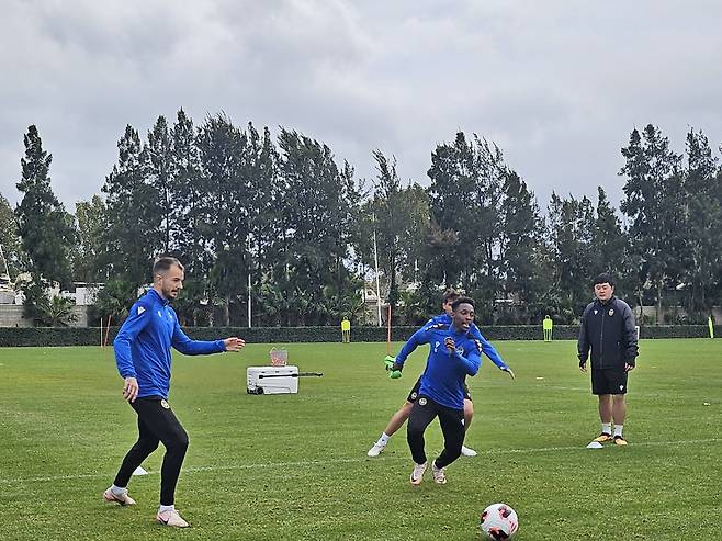인천 유나이티드 선수단이 스페인 말라가 축구연습장에서 기술 훈련을 하고 있다.