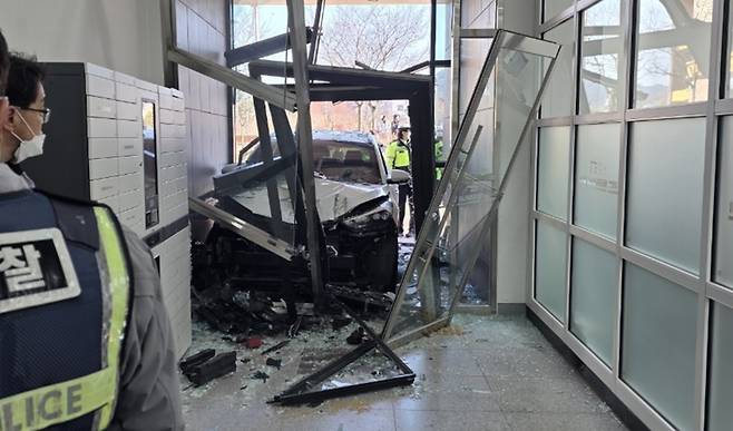 27일 경북 김천 율곡도서관 후문에 SUV챠량이 돌진해 문이 부숴져 있다. 경북소방본부 제공