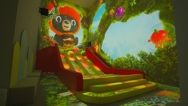 김천야간관광랜드마크에 설치된 김천시 인기캐릭터 오삼이.사진=김천시 제공