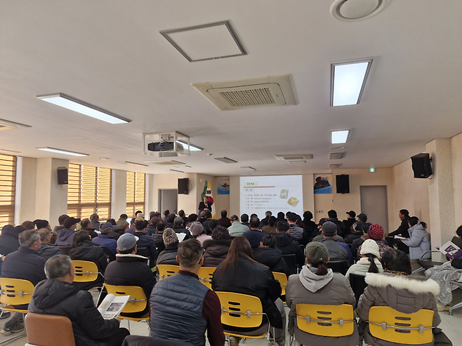 ▲ 경북 의성군 농업기술센터에서 22일 열린 새해농업인실용교육 가지 과정에서 경북도농업기술원 유기농업연구소 이문중 소장이 지역 농업인들을 대상으로 재배 관리와 병해 대응 강의를 진행하고 있다. 의성군