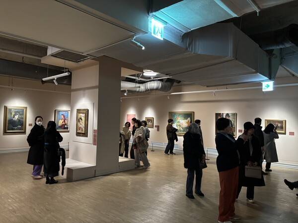 '클림트와 리치오디의 기적: 이탈리아 리치오디 현대미술관 컬렉션' 전시장 내부.&nbsp;어린이를 동반한 가족 단위 관람객도 적지 않았으며 미술의 역사와 문화적 의미를 아이들에게 설명하는 모습도 보였다. [출처=이재아 기자]