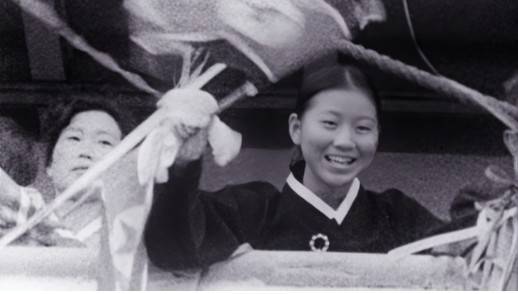 1960년 재일교포 북송선에서의 가와사키 에이코(오른쪽).