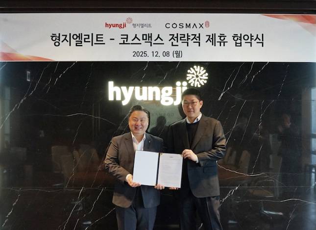 최준호 형지엘리트 대표(왼쪽)와 이병만 코스맥스 대표(오른쪽)가 지난해 12월 8일 '형지엘리트-코스맥스 전략적 제휴 업무 협약식'을 마치고 기념촬영을 하고 있다. / 사진=형지엘리트