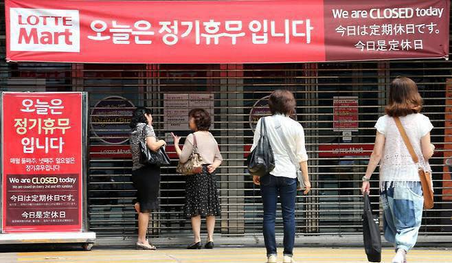 의무휴업일을 파악하지 못한 일본인 관광객 등 외국인들이 롯데마트 서울역점을 방문, 발걸음을 돌리고 있다. 사진은 기사와 무관 (사진=연합뉴스)