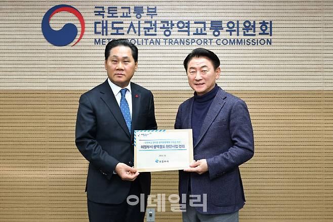 김동근 시장(오른쪽)이 지난달 24일 김용석 대도시권광역교통위원장을 만나 전철 8호선 의정부 연장사업의 국가계획 반영을 요청했다.(사진=의정부시)
