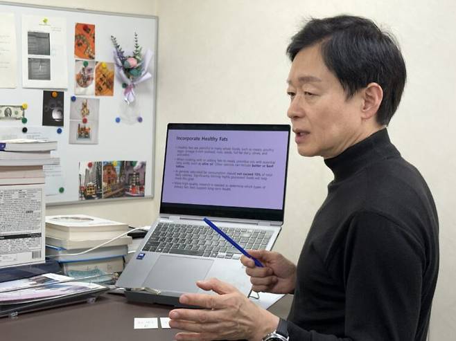 박용우 강북삼성병원 가정의학과 교수가 20일 코메디닷컴과의 인터뷰에서 미국 새 식단 가이드라인(DGA)의 주요 개정 내용에 대해 설명하고 있다. 사진=장자원 기자