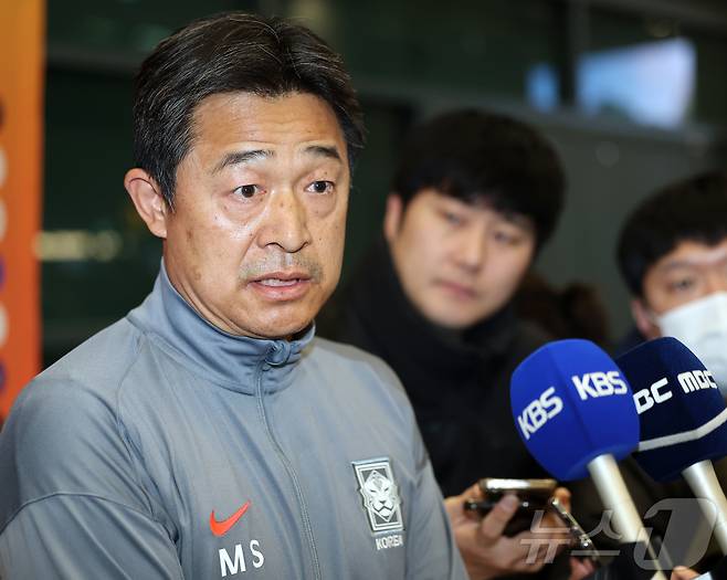 이민성 대한민국 23세 이하(U-23) 축구 대표팀 감독이 25일 오후 인천국제공항을 통해 귀국 후 인터뷰를 하고 있다. 이민성 감독이 이끄는 축구 대표팀은 김상식 감독의 베트남에 승부차기 끝에 충격적인 패배를 당하며 아시아축구연맹(AFC) U-23 아시안컵을 4위로 마감했다. 2026.1.25/뉴스1 ⓒ News1 김진환 기자