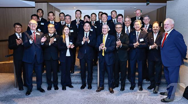 한국경제인협회는 경제사절단을 파견, 26일 캐나다 토론토 파크 하얏트 호텔에서 캐나다기업연합회와 공동으로 '제3차 한국-캐나다 CEO 대화'를 개최했다. 사진 앞줄 왼쪽부터 구본승 KTE 사장, 샌디 테일러 캔두 에너지 CEO, 이용철 방사청장, 메건 로치 루츠 CEO, 강훈식 비서실장, 빅터 피델리 온타리오주 경제개발부 장관, 골디 하이더 캐나다기업연합회 CEO, 김창범 한경협 부회장, 로버트 프랭키 Hatch Vice Chair, 조 롬바드 Hatch Vice Chair(한경협 제공) ⓒ News1 최동현 기자