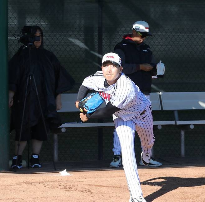 LG 트윈스 투수 손주영이 25일(현지시간) 미국 애리조나주 스코츠데일에서 진행한 LG 1차 스프링캠프에서 불펜 피칭을 소화하고 있다. (LG 트윈스 제공)