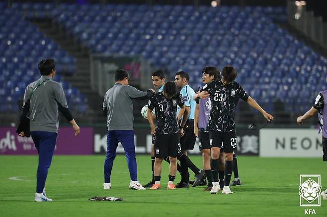 대한민국 23세 이하(U-23) 축구 대표팀 선수들이 24일(한국시간) 사우디아라비아 제다의 킹 압둘라 스포츠 시티 홀 스타디움에서 열린 아시아축구연맹(AFC) U-23 아시안컵 베트남과의 3·4위전에서 승부차기 끝에 패배한 뒤 아쉬워하고 있다. (대한축구협회 제공, 재판매 및 DB 금지) 2026.1.24/뉴스1