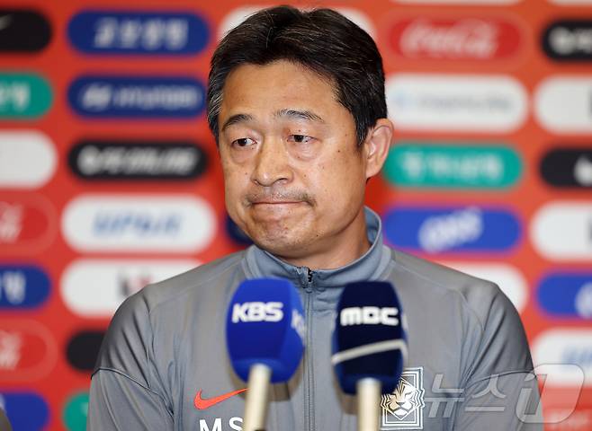 이민성 대한민국 23세 이하(U-23) 축구 대표팀 감독이 25일 오후 인천국제공항을 통해 귀국 후 인터뷰를 하고 있다. 이민성 감독이 이끄는 축구 대표팀은 김상식 감독의 베트남에 승부차기 끝에 충격적인 패배를 당하며 아시아축구연맹(AFC) U-23 아시안컵을 4위로 마감했다. 2026.1.25/뉴스1 ⓒ News1 김진환 기자
