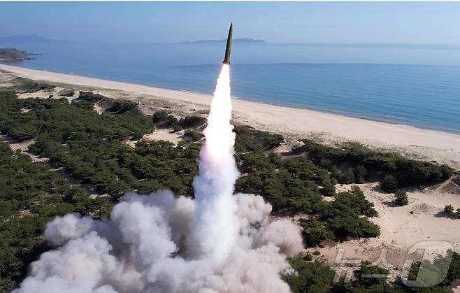 (평양 노동신문=뉴스1) = 북한의 탄도미사일 발사 장면. [국내에서만 사용가능. 재배포 금지. DB 금지. For Use Only in the Republic of Korea. Redistribution Prohibited] rodongphoto@news1.kr