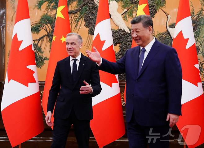 베이징에서 만난 마크 카니 캐나다 총리(왼쪽)과 시진핑 중국 국가주석. 2026.01.16 ⓒ 로이터=뉴스1 ⓒ News1 이지예 객원기자