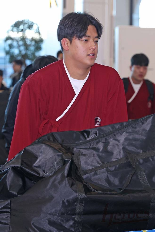 키움 박준현이 23일 인천국제공항을 통해 2026 스프링캠프를 떠났다. 사진 | 키움 히어로즈