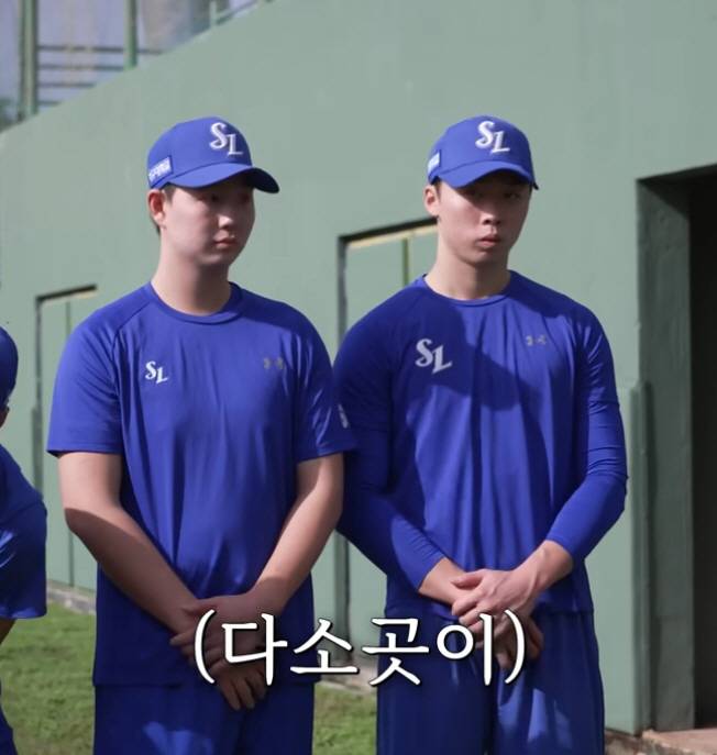첫 미팅에 긴장된 표정으로 선 루키투수 장찬희와 이호범.