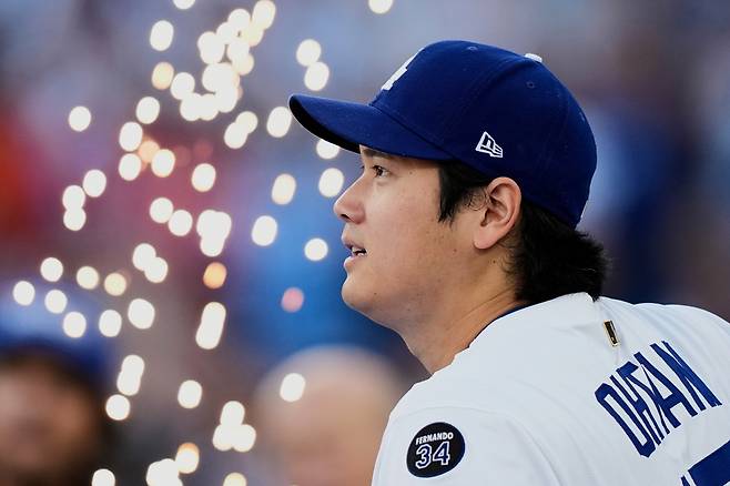 FILE - Los Angeles Dodgers' Shohei Ohtani is introduced before Game 3 of baseball's World Series against the Toronto Blue Jays, Monday, Oct. 27, 2025, in Los Angeles. (AP Photo/Brynn Anderson, File) FILE PHOTO







<저작권자(c) 연합뉴스, 무단 전재-재배포, AI 학습 및 활용 금지>