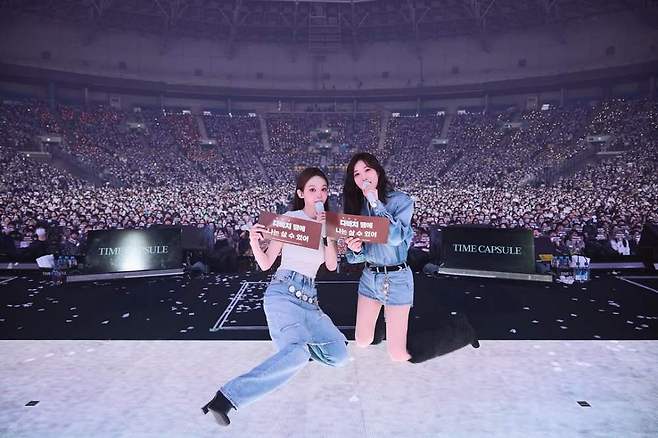 다비치, 콘서트 연출 소품에 번호 적었다가 제3자 피해 연락 금지