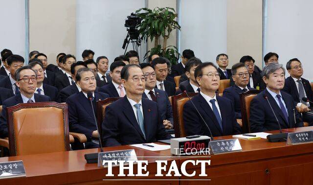 15일 오후 서울 여의도 국회에서 열린 윤석열 정부의 비상계엄 선포를 통한 내란 혐의 진상규명 국정조사 특별위원회 제4차 전체회의에서 직무가 정지된 한덕수(앞줄 왼쪽) 국무총리가 마스크를 쓰고 있다. 정진석 대통령비서실장은 불출석했다. 앞줄 왼쪽부터 한 총리, 직무정지된 박성재 법무부 장관, 조태용 국정원장. 2025.01.15./뉴시스