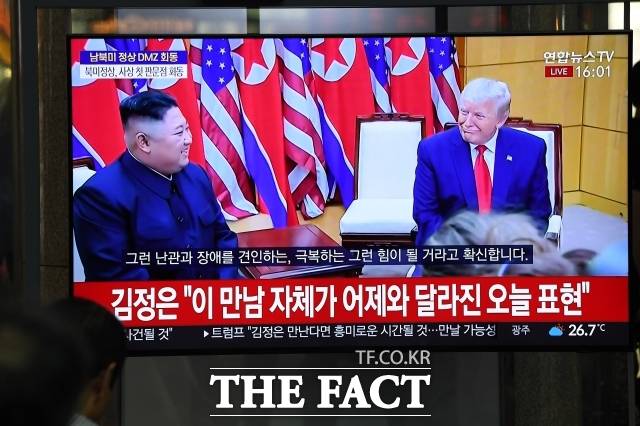 일각에서는 미국 신 국가방위전략에 '북한 비핵화' 내용이 빠진 것을 미국이 북미대화 재개를 염두에 둔 신호로 본다. 사진은 2019년 6월 30일 오후 서울 용산구 용산역에서 시민들이 북미 회동 장면을 시청하는 모습. /남윤호 기자