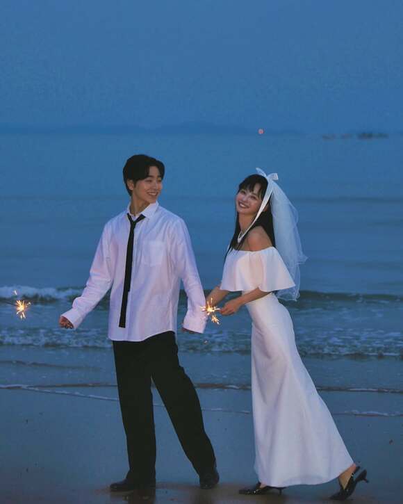 가수 솜혜빈(오른쪽)이 2월 동료가수 김예훈과 결혼 소식을 알렸다. Mnet '아이돌학교'에 출연해 얼굴을 알린 솜혜빈은 2019년 양성애자임을 커밍아웃해 화제가 되기도 했다./솜혜빈 소셜 미디어