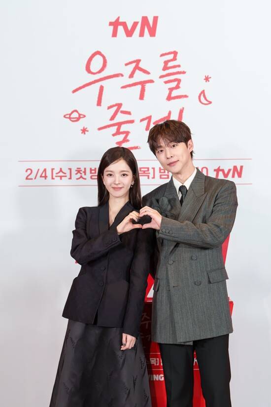 배우 노정의(왼쪽)와 배인혁이 tvN 새 수목드라마 '우주를 줄게'로 호흡을 맞춘다. /tvN