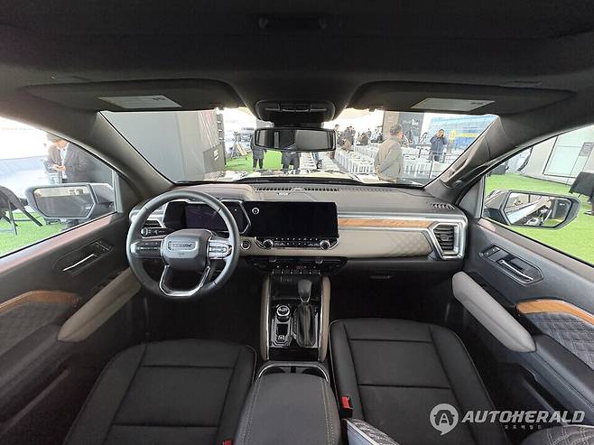 실내는 젯 블랙과 티크 포인트가 조화를 이루는 천연 천공 가죽 시트에 레이저 각인 오픈 포어 우드 트림을 적용해 고급감을 높였다.&nbsp;(오토헤럴드 김흥식 기자)