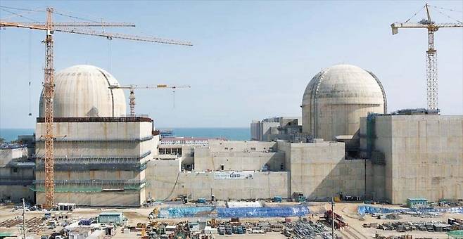 원자력안전위원회건설 중인 새울 3·4호기  정부가 26일 신규 원자력 발전소 2기 건설을 기존 계획대로 추진한다고 밝혔다. AI(인공지능) 확산에 따른 전력 수요 급증 등을 고려한 것으로 해석된다. 사진은 건설 중인 울산 울주 새울원자력본부 새울 3·4호기의 전경.