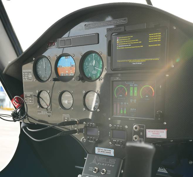 전기비행기 내 계기판. 오른쪽 하단에 일반 비행기와 달리 잔여 배터리량이 표시됐다./토프모빌리티 제공