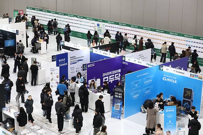 지난 11일 서울 강남구 코엑스에서 열린 '2026 스타트업 채용박람회'를 찾은 구직자들이 채용공고 게시대를 살펴보고 있다. /연합뉴스