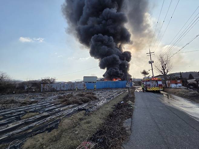 논산시 연산면의 한 고물상에서 원인을 알 수 없는 화재가 발생해 수천만 원의 재산 피해를 내고 약 3시간여 만에 꺼졌다. 논산소방서 제공