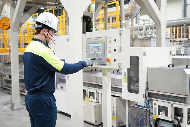 세종시 소재 포스코퓨처엠 기술연구소 직원이 양극재 시험생산을 위한 파일럿설비를 가동하고 있다.ⓒ포스코퓨처엠