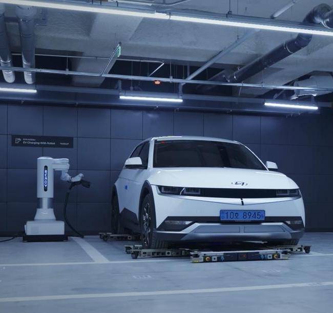 로봇 주차는 로봇이 차량 아래로 진입해 바퀴를 들어 올린 뒤 빈 공간을 찾아 스스로 주차하는 무인 시스템이다. 사진은 현대건설이 로봇 주차 서비스를 시연하는 모습. 현대건설 제공